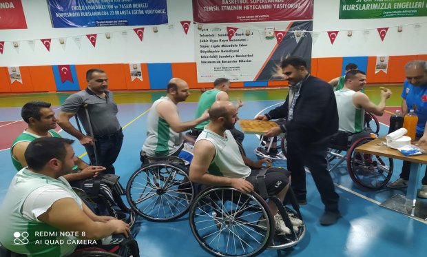 MÜDÜR İPAR'DAN SPORCULARINA MORAL